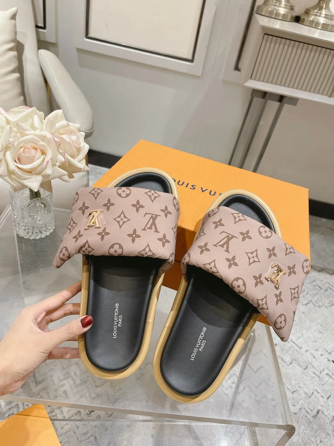 👟👟Ex-factory price 360👟👟 Lvjia brand | ²⁰²5 𝐬𝐬 💛2025 spring and summer latest popular Velcro series...Couple style thick-soled slippers, new rare products at the purchasing level💫 🍒This style is the favorite of celebrities🌟big internet celebrities. A simple and elegant sandal. A good style that you can't take your eyes off at a glance! The thick sole has the effect of increasing the height of the feet. It has the function of elongating the legs immediately. It is exquisite and low-key luxury✔️ No matter it is paired with skirts or trousers, it is super aura🛍 ━━━━━ ЅᏇєєt ━━━━━ ▪️Upper: LV old floral fabric ▪️Outsole: original molded outsole ▪️Shoe size: 35-45